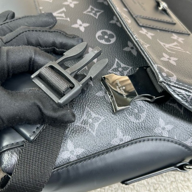 LV路易威登Voyager經典黑武士雙扣郵差包 低調卻又不普通 容量非常感人 肩帶可調節 可單肩可斜挎 商務休閒都合適-17