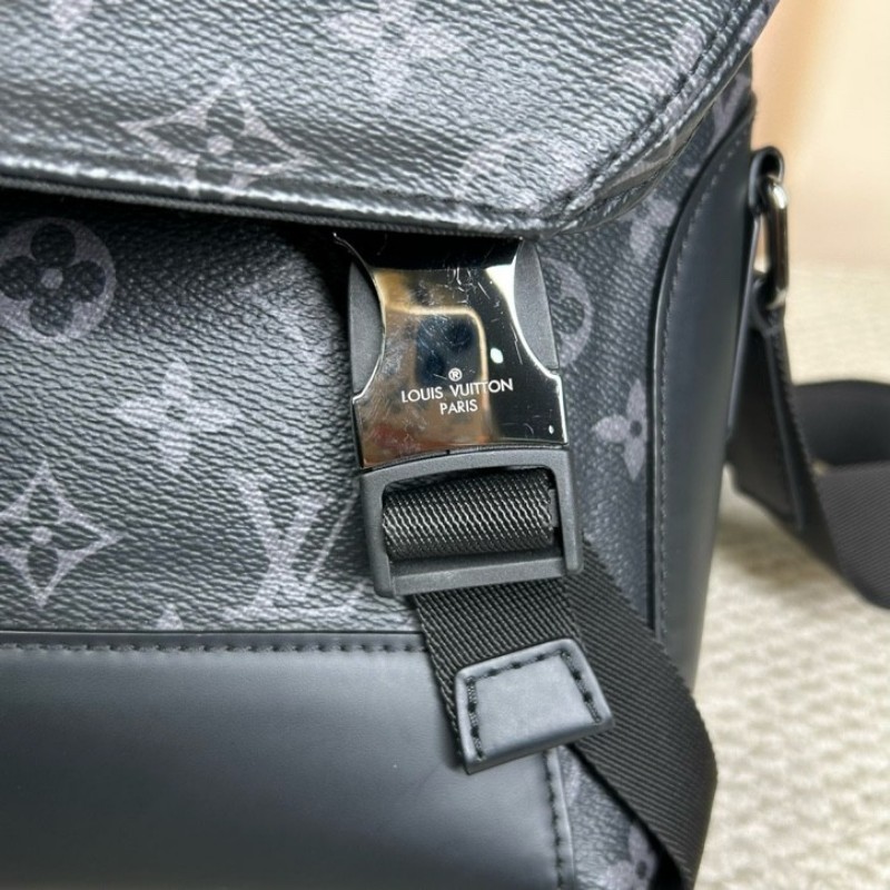 LV路易威登Voyager經典黑武士雙扣郵差包 低調卻又不普通 容量非常感人 肩帶可調節 可單肩可斜挎 商務休閒都合適-18