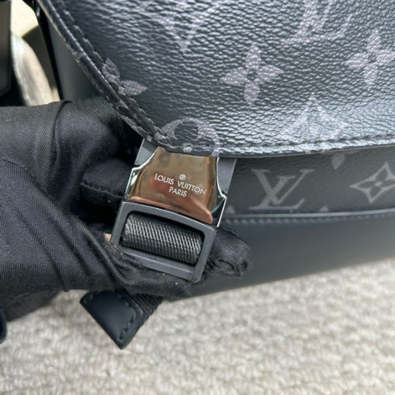 LV路易威登Voyager經典黑武士雙扣郵差包 低調卻又不普通 容量非常感人 肩帶可調節 可單肩可斜挎 商務休閒都合適-19