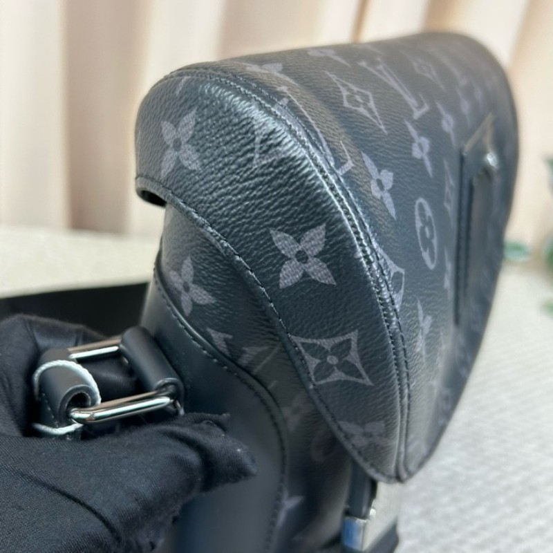 LV路易威登Voyager經典黑武士雙扣郵差包 低調卻又不普通 容量非常感人 肩帶可調節 可單肩可斜挎 商務休閒都合適-21