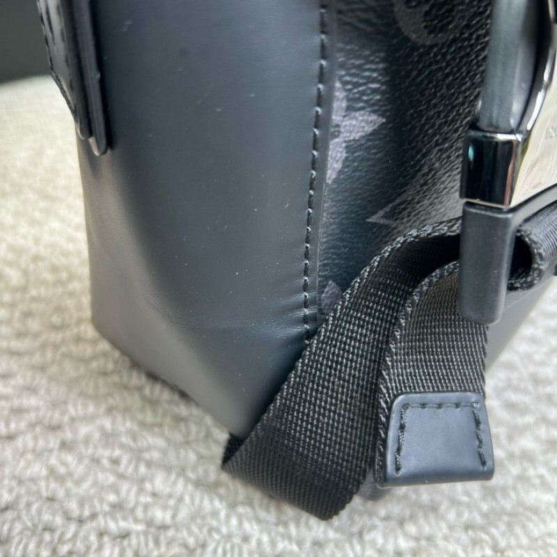 LV路易威登Voyager經典黑武士雙扣郵差包 低調卻又不普通 容量非常感人 肩帶可調節 可單肩可斜挎 商務休閒都合適-23