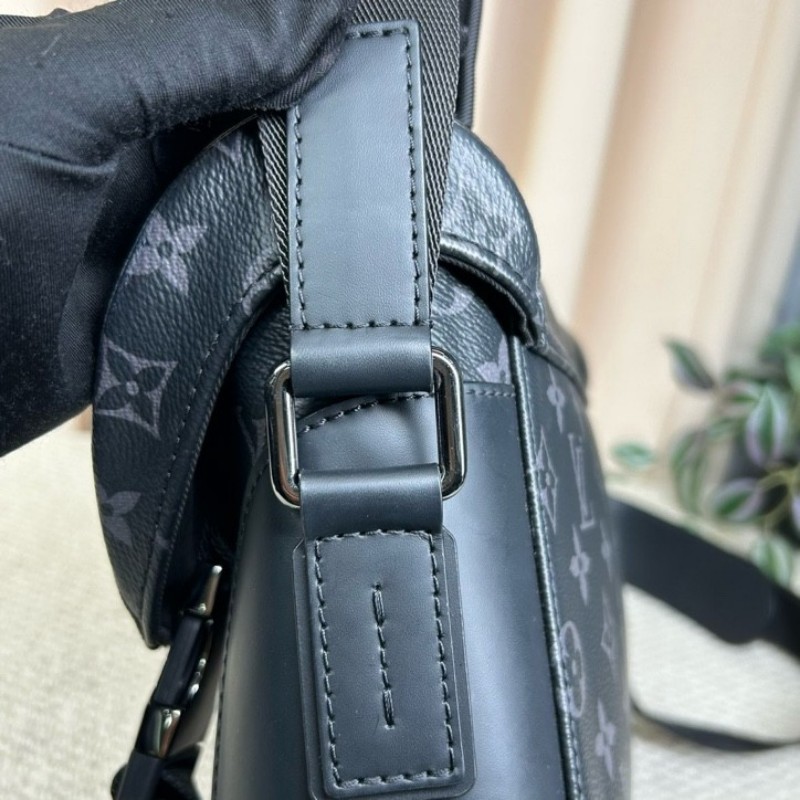 LV路易威登Voyager經典黑武士雙扣郵差包 低調卻又不普通 容量非常感人 肩帶可調節 可單肩可斜挎 商務休閒都合適-24