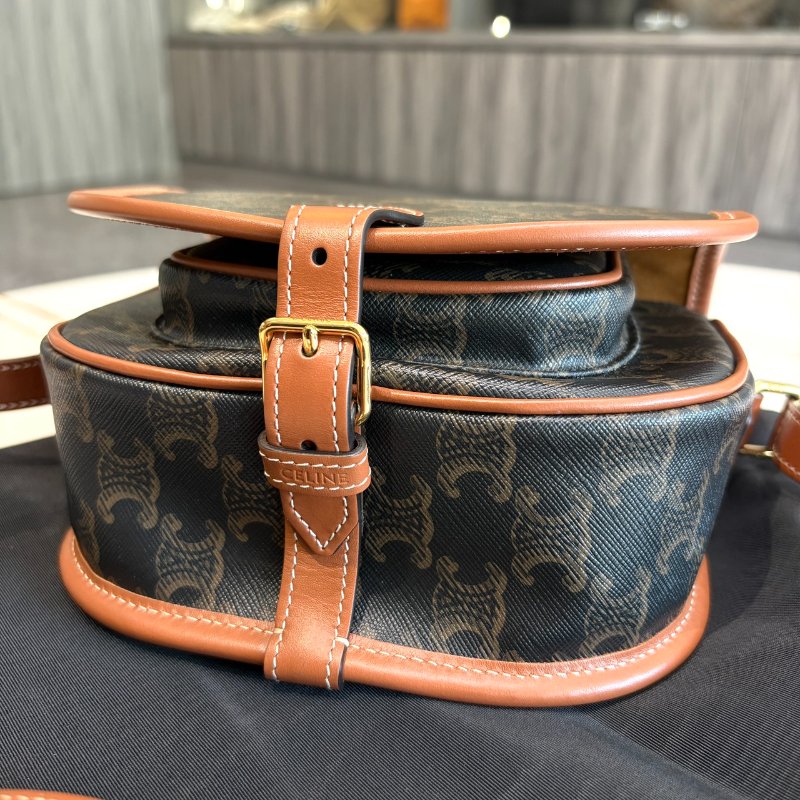 *SHIHNA名牌精品* CELINE Folco Triomphe印花 牛皮釦式馬鞍包-4