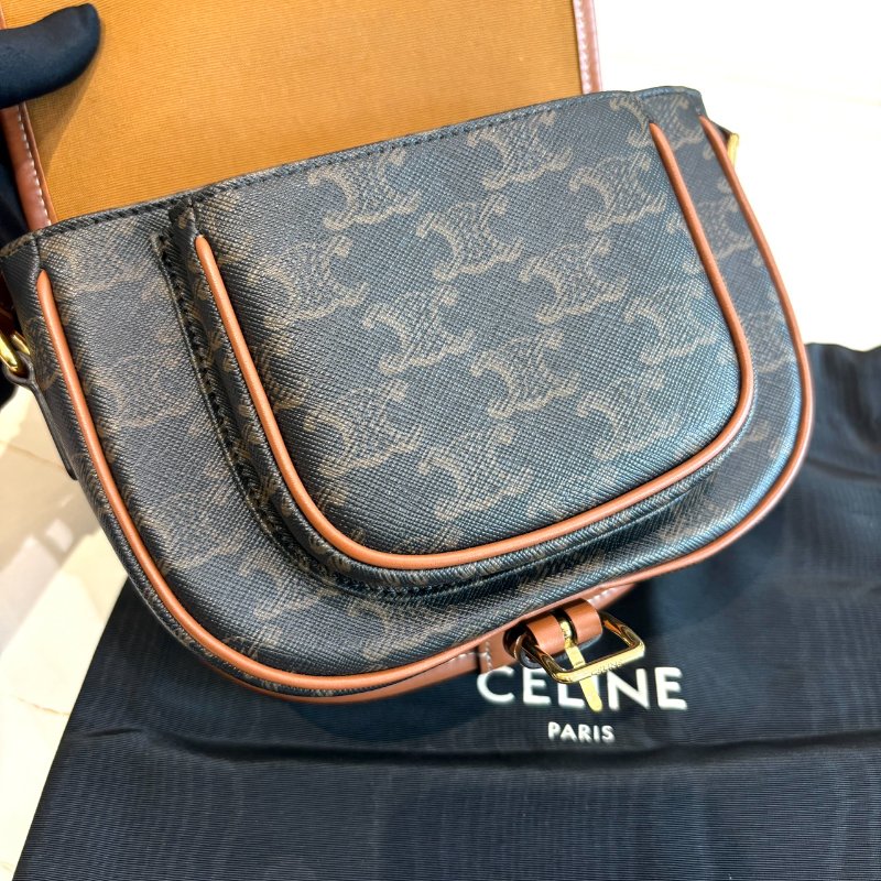 *SHIHNA名牌精品* CELINE Folco Triomphe印花 牛皮釦式馬鞍包-6