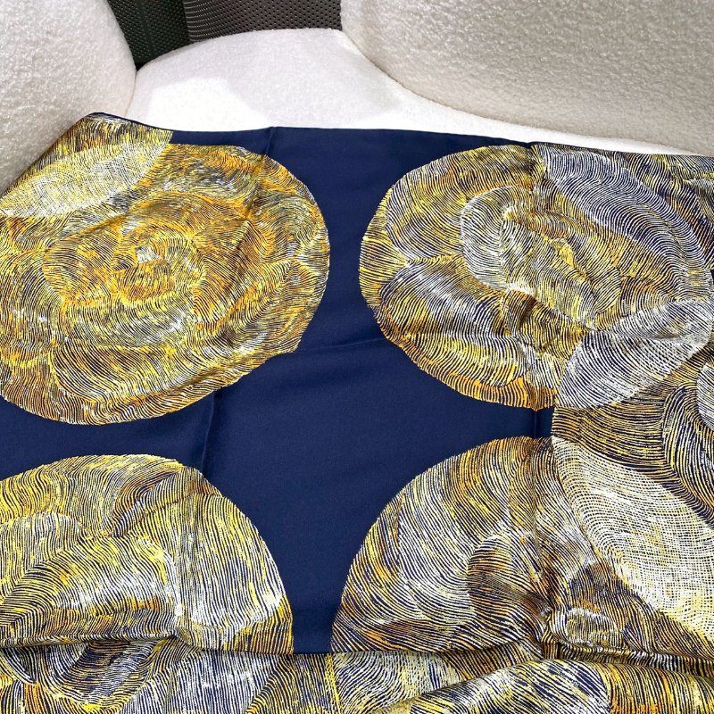 全新真品 現貨 CHANEL 藍 / 黃 山茶花 VIC限定 絲巾 方巾-3