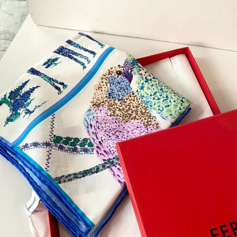 全新真品 現貨 Ferragamo 動物 印花 絲巾 象牙白色 100%絲綢