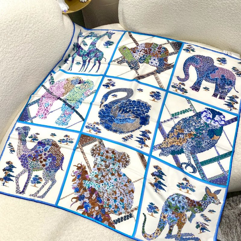 全新真品 現貨 Ferragamo 動物 印花 絲巾 象牙白色 100%絲綢-1