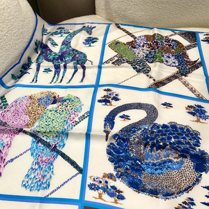 全新真品 現貨 Ferragamo 動物 印花 絲巾 象牙白色 100%絲綢-3