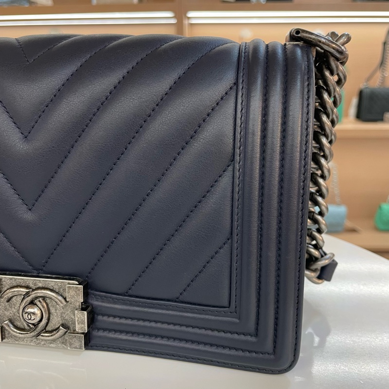 Chanel香奈儿海军蓝银扣leboy中号 V纹牛皮单肩斜挎链条包-6