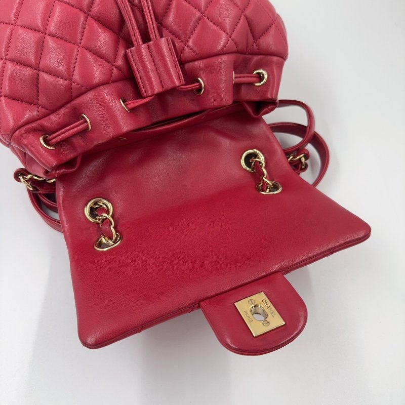 CHANEL紅色菱格紋羊皮金釦雙肩後背包-6