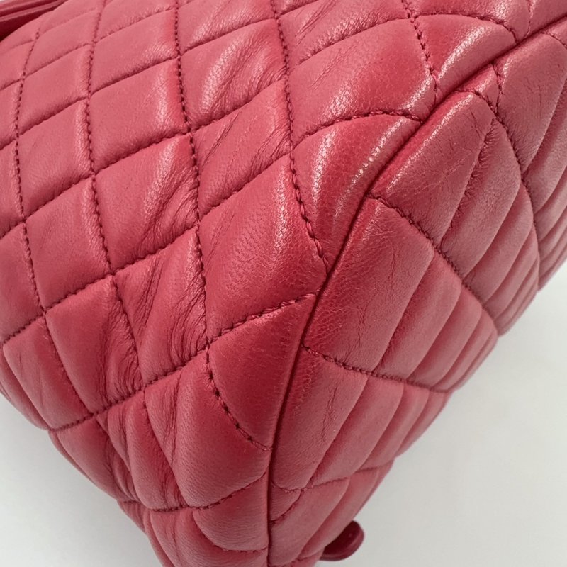 CHANEL紅色菱格紋羊皮金釦雙肩後背包-10