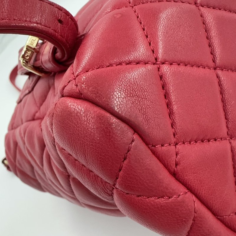 CHANEL紅色菱格紋羊皮金釦雙肩後背包-13