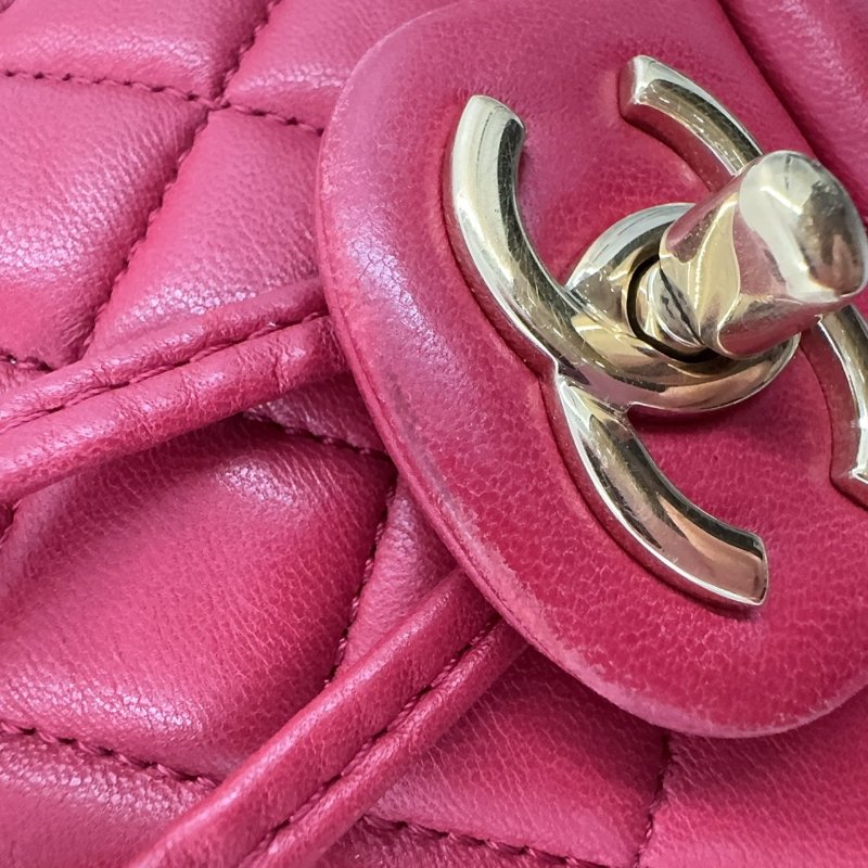 CHANEL紅色菱格紋羊皮金釦雙肩後背包-26