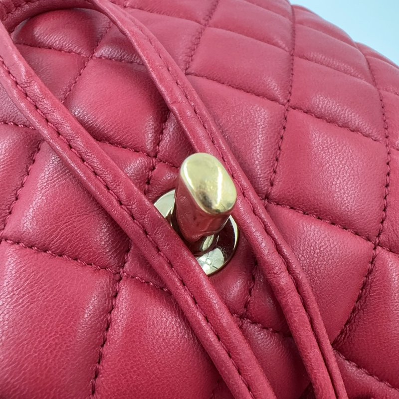 CHANEL紅色菱格紋羊皮金釦雙肩後背包-27