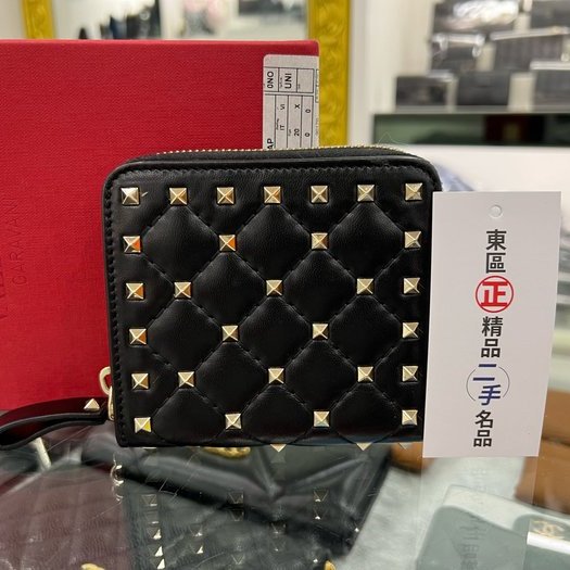 東區正精品㊣VALENTINO 范倫鐵諾黑色全皮鉚釘釦子拉鍊短夾 RZ3771-0