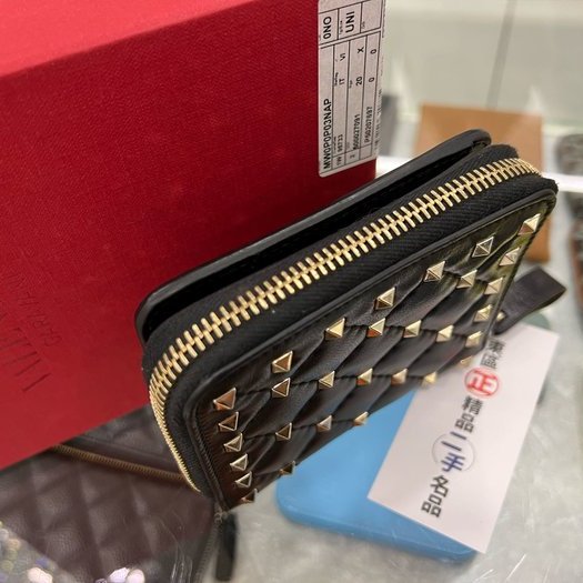 東區正精品㊣VALENTINO 范倫鐵諾黑色全皮鉚釘釦子拉鍊短夾 RZ3771-1