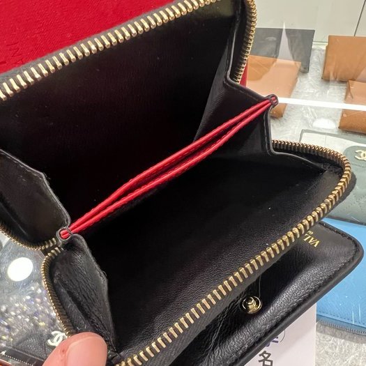 東區正精品㊣VALENTINO 范倫鐵諾黑色全皮鉚釘釦子拉鍊短夾 RZ3771-4