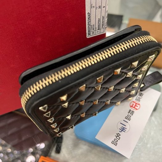 東區正精品㊣VALENTINO 范倫鐵諾黑色全皮鉚釘釦子拉鍊短夾 RZ3771-6