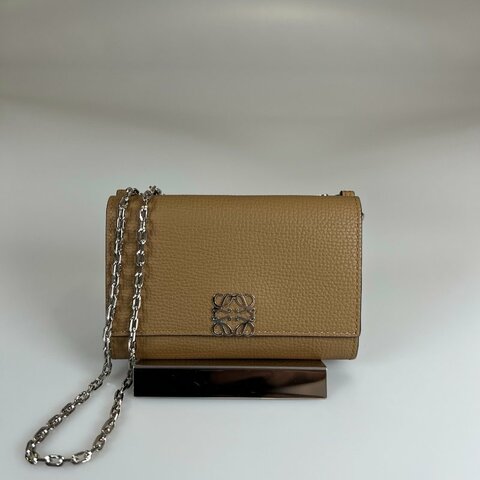 LOEWE  棕銀扣迷你小鍊包