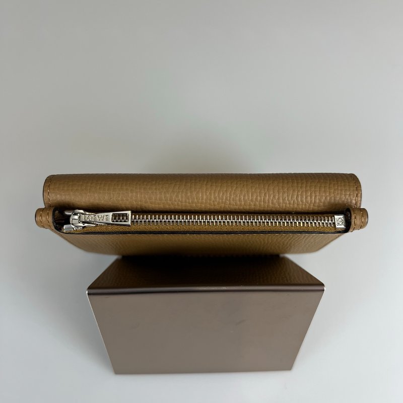 LOEWE  棕銀扣迷你小鍊包-5