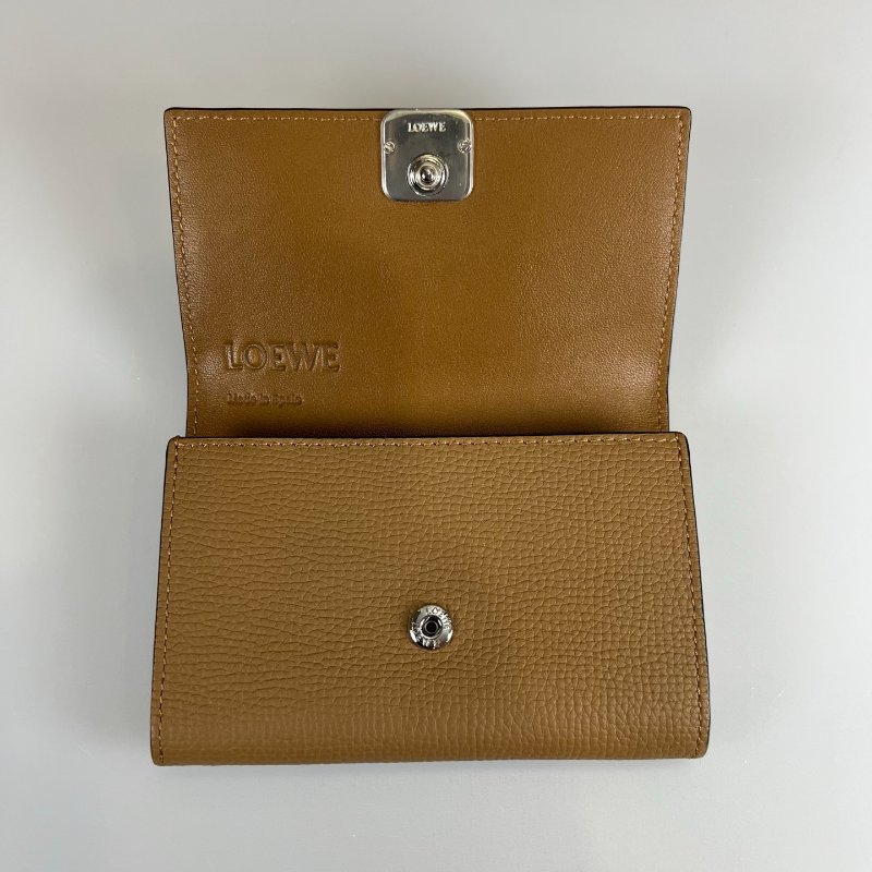 LOEWE  棕銀扣迷你小鍊包-6