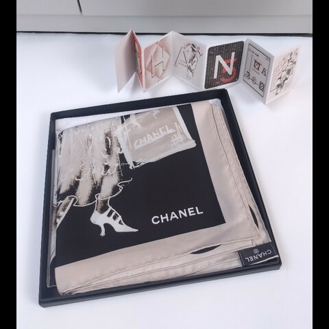 Chanel 黑白Coco 夫人素描圖方絲巾 90