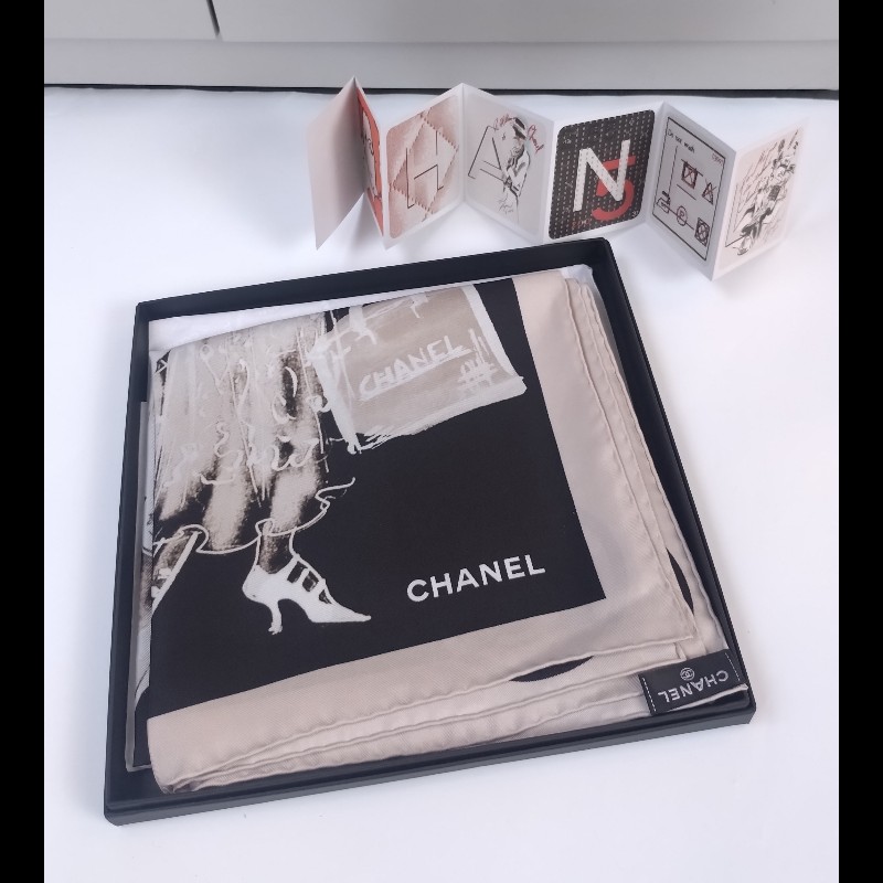 Chanel 黑白Coco 夫人素描圖方絲巾 90-0