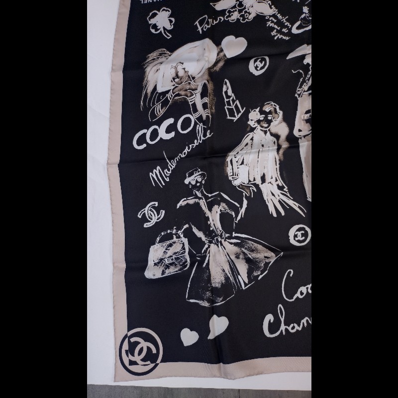 Chanel 黑白Coco 夫人素描圖方絲巾 90-6