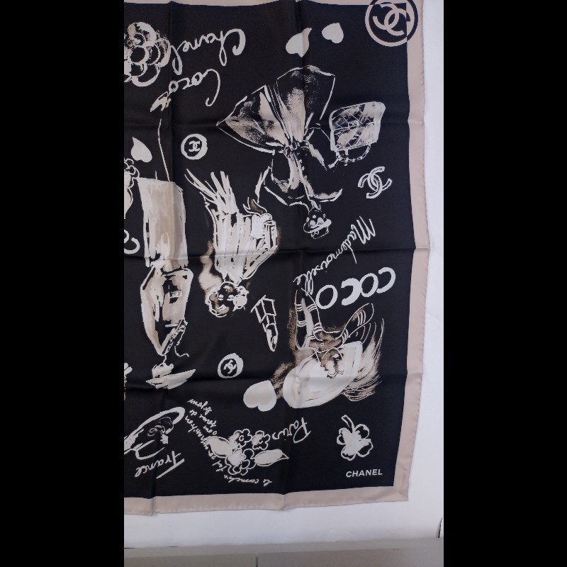 Chanel 黑白Coco 夫人素描圖方絲巾 90-7