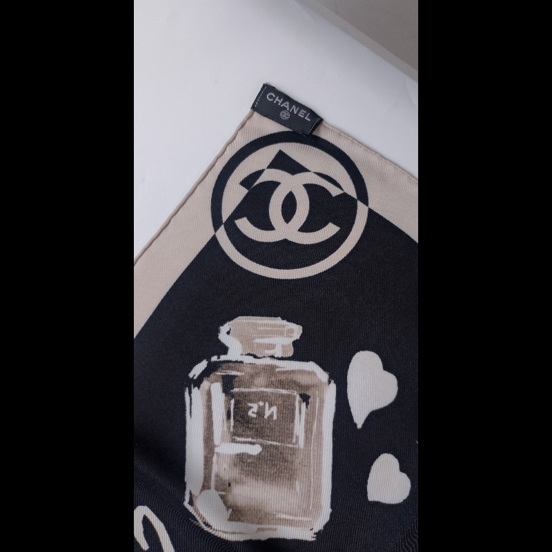 Chanel 黑白Coco 夫人素描圖方絲巾 90-8
