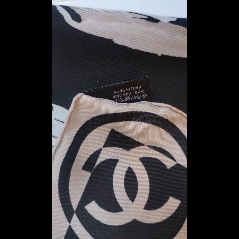 Chanel 黑白Coco 夫人素描圖方絲巾 90-10