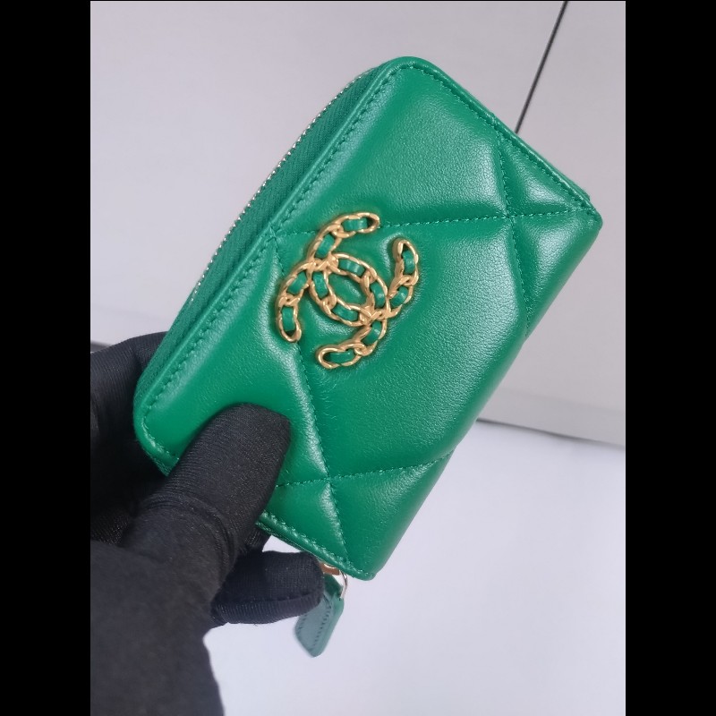 Chanel 19系列綠皮革拉鍊短夾-1
