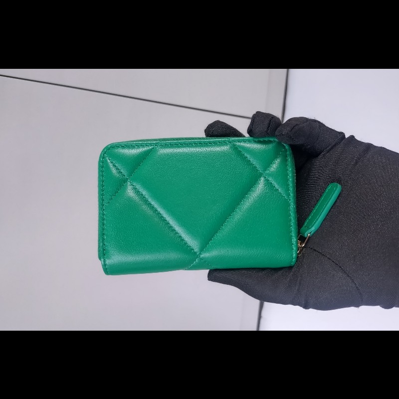 Chanel 19系列綠皮革拉鍊短夾-2