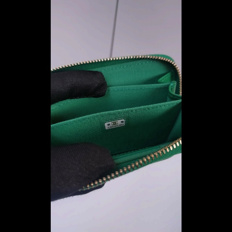 Chanel 19系列綠皮革拉鍊短夾-10