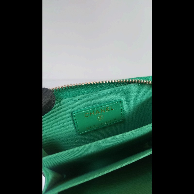Chanel 19系列綠皮革拉鍊短夾-11