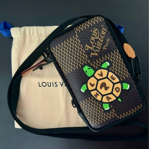 LV x NIGO 聯名限定款 經典格紋烏龜斜挎包 尺寸約長11cm 寬3.5cm 高19cm