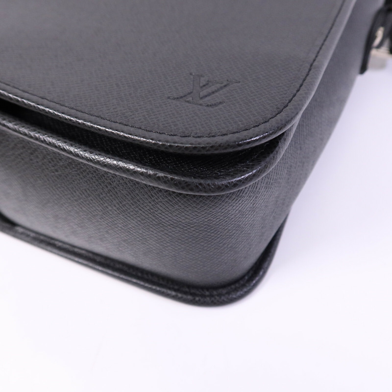 LOUIS VUITTON Taiga Andrei銀扣肩背袋-10