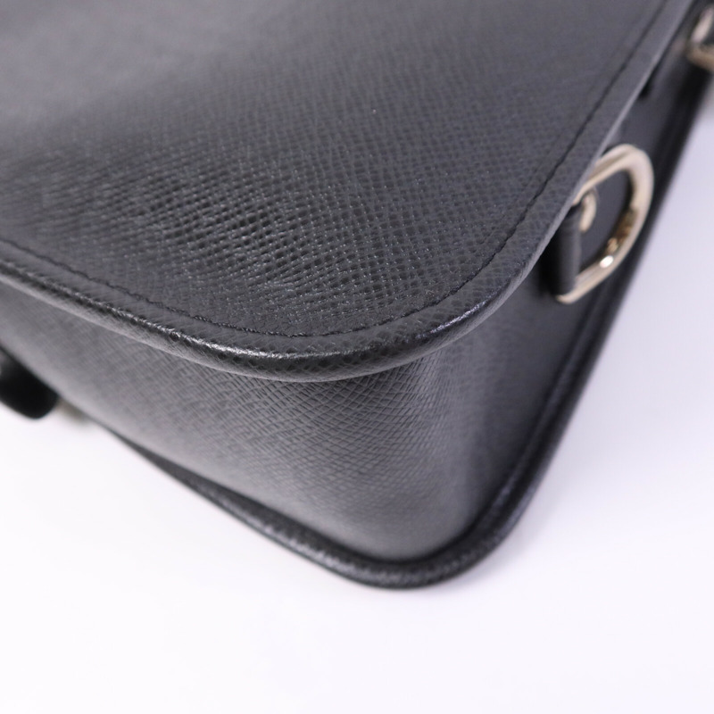 LOUIS VUITTON Taiga Andrei銀扣肩背袋-12