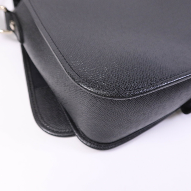 LOUIS VUITTON Taiga Andrei銀扣肩背袋-13