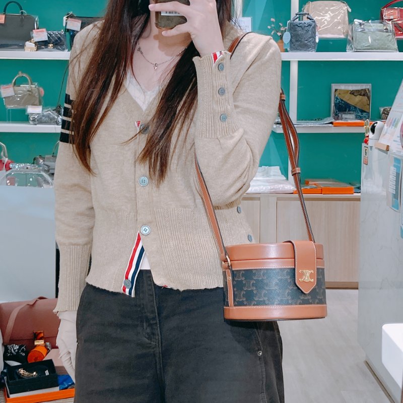 TW4754 Celine賽琳 經典印花牛皮革圓筒中號 Medium Triomphe Canvas Tambour Crossbody Bag-1