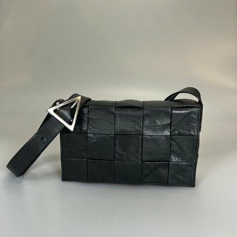 BV 黑油蠟皮CASSETTE 15格肩背包