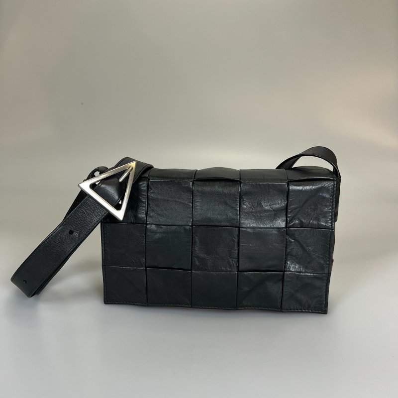 BV 黑油蠟皮CASSETTE 15格肩背包-0