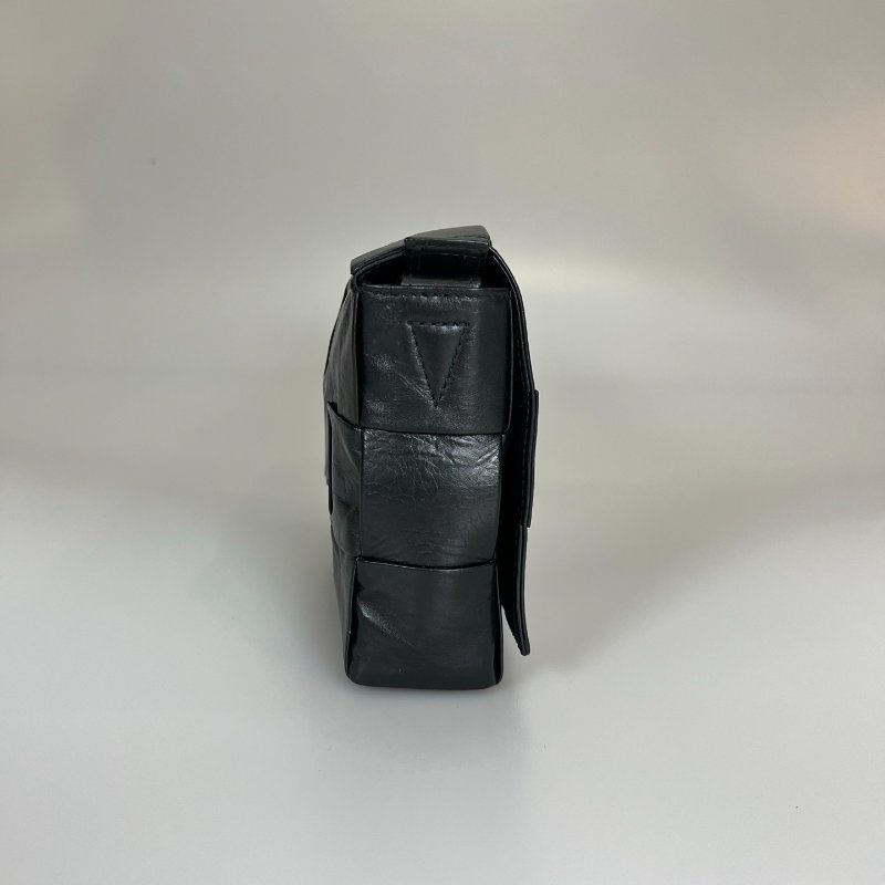 BV 黑油蠟皮CASSETTE 15格肩背包-2