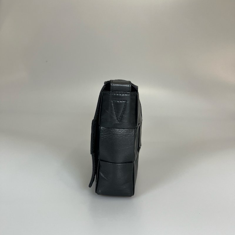 BV 黑油蠟皮CASSETTE 15格肩背包-3