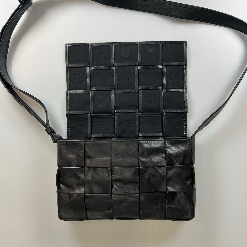 BV 黑油蠟皮CASSETTE 15格肩背包-5