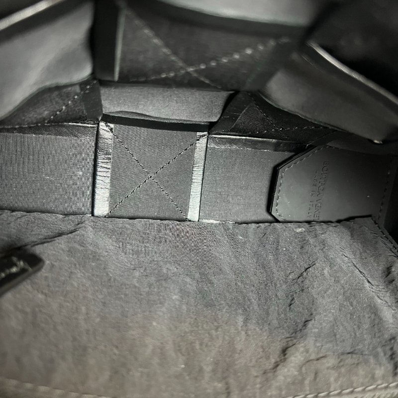 BV 黑油蠟皮CASSETTE 15格肩背包-7