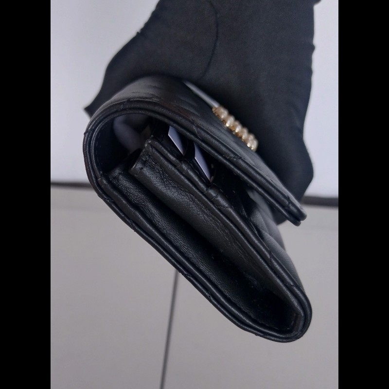 Chanel 珍珠雙C黑羊皮菱格下蓋中夾-5