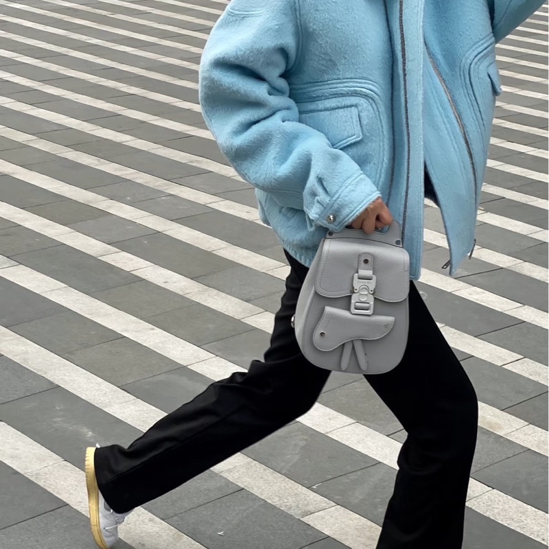 莉亞精品♡ Dior 斜背胸包 灰藍 二手美包-1