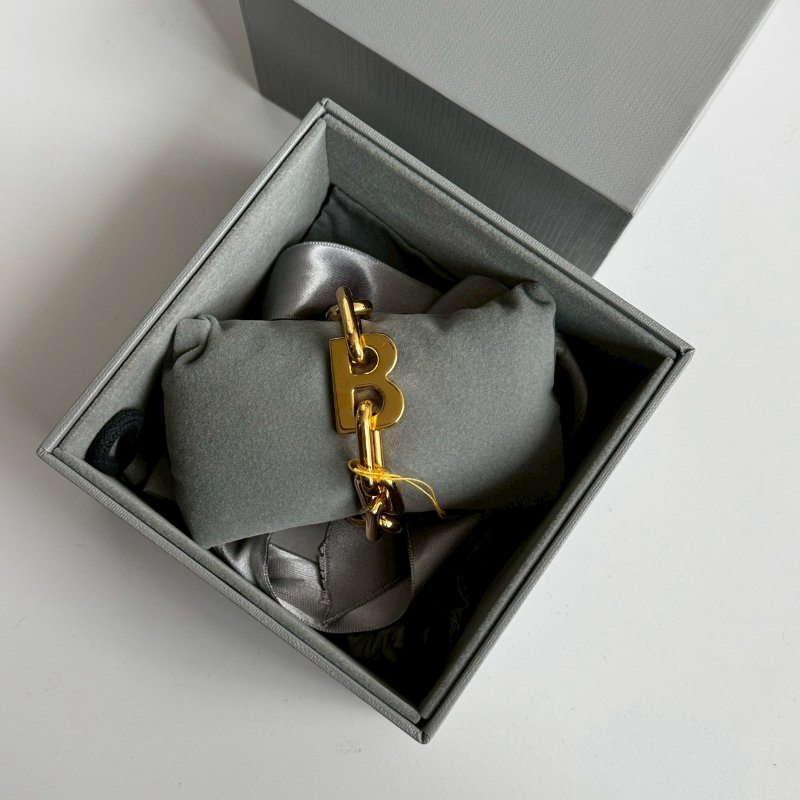 🎉盒、防塵套 穿搭必入 BALENCIAGA 金色字母手環-1