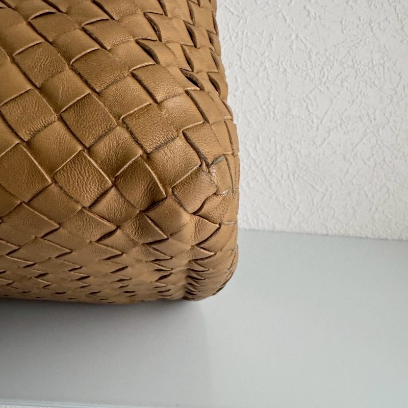 📍容量超大‼️羊皮超好摸 BV 牛奶糖色肩背包-5